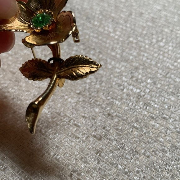 Elegant Gold Flower Brooch with Green Accent - Picture 6 of 8